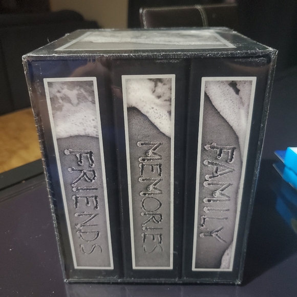 New Havoc Publishing Boxed Set of 3 Photo Albums Memories Friends Family - Picture 2 of 2